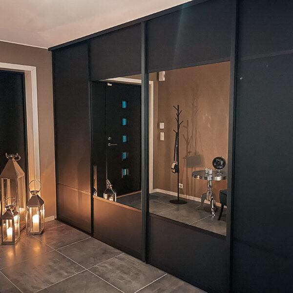 Hallen i Joachims nye hus er blitt akkurat som han håpet – med god plass til å ta imot gjester, og med en romslig og praktisk skyvedørsgarderobe som gjør det lett å holde det ryddig. At det i tillegg ser skikkelig bra ut, er ingen ulempe. Les mer på garderobemekka.no