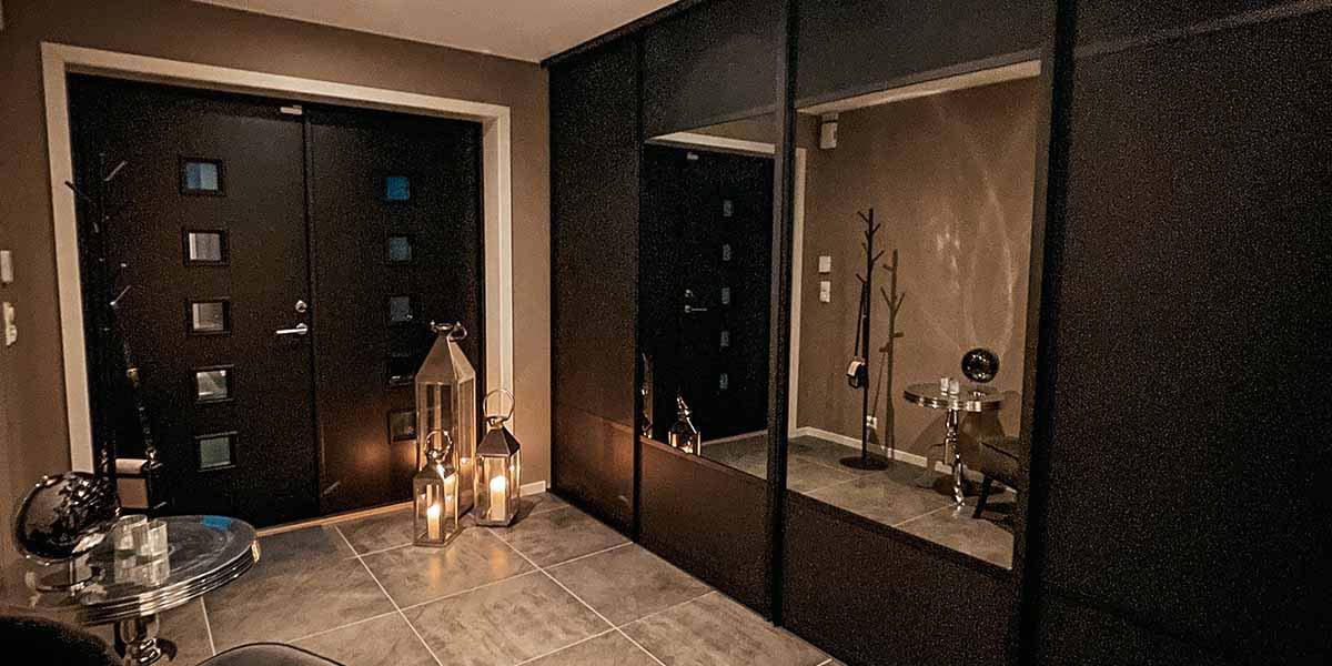 håpet – med god plass til å ta imot gjester, og med en romslig og praktisk skyvedørsgarderobe som gjør det lett å holde det ryddig. At det i tillegg ser skikkelig bra ut, er ingen ulempe. Les mer på garderobemekka.no