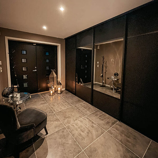 håpet – med god plass til å ta imot gjester, og med en romslig og praktisk skyvedørsgarderobe som gjør det lett å holde det ryddig. At det i tillegg ser skikkelig bra ut, er ingen ulempe. Les mer på garderobemekka.no