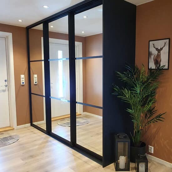 skyvedører med speil og svarte sprosser som dekor