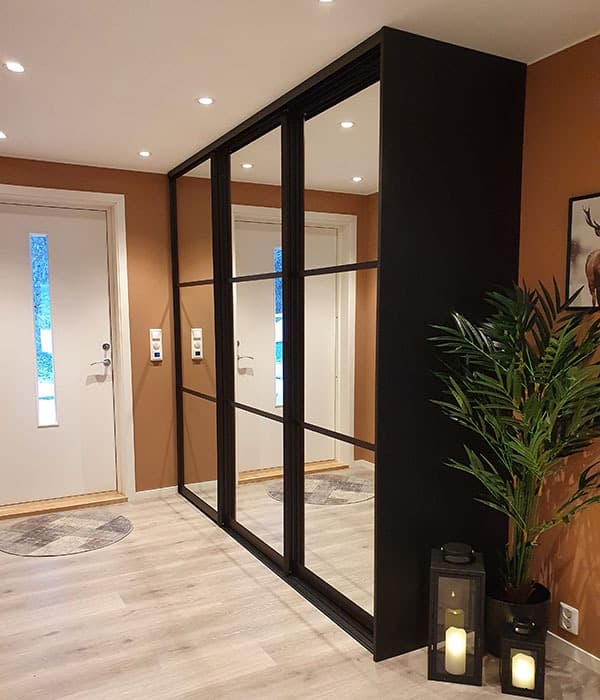 Drømmegarderoben levert på rekordtid - Garderobemekka (Foto: @villavarmbo) Lise og samboeren visste akkurat hvordan garderoben skulle se ut. Og selv om butikken i Trondheim var så rykende fersk at utstillingen ikke var ferdig montert engang, leverte de drømmegarderoben på rekordtid. Les mer på garderobemekka.no