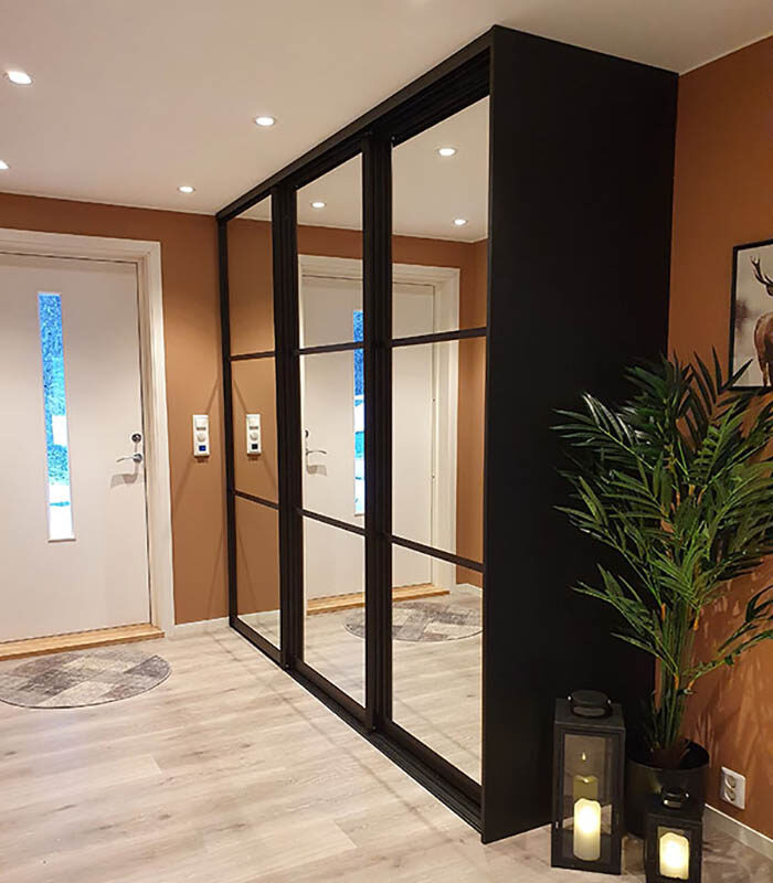 skyvedører med speil og svarte sprosser som dekor