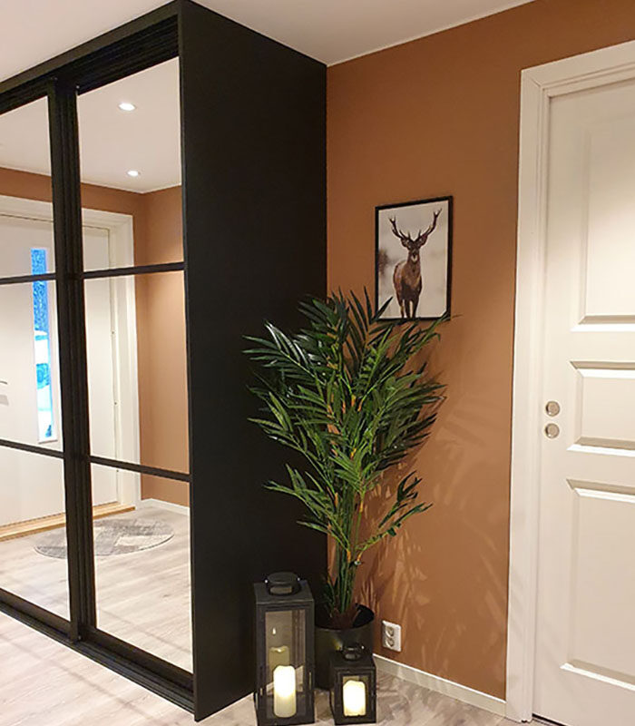 skyvedører med speil og svarte sprosser som dekor