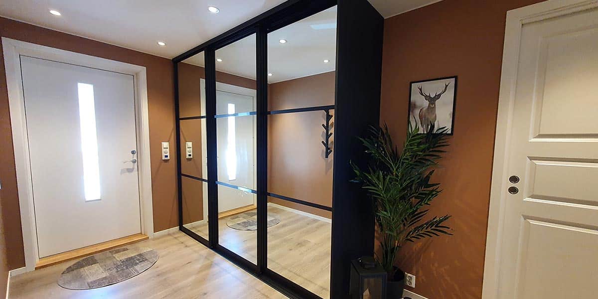 Drømmegarderoben levert på rekordtid - Garderobemekka (Foto: @villavarmbo) Lise og samboeren visste akkurat hvordan garderoben skulle se ut. Og selv om butikken i Trondheim var så rykende fersk at utstillingen ikke var ferdig montert engang, leverte de drømmegarderoben på rekordtid. Les mer på garderobemekka.no