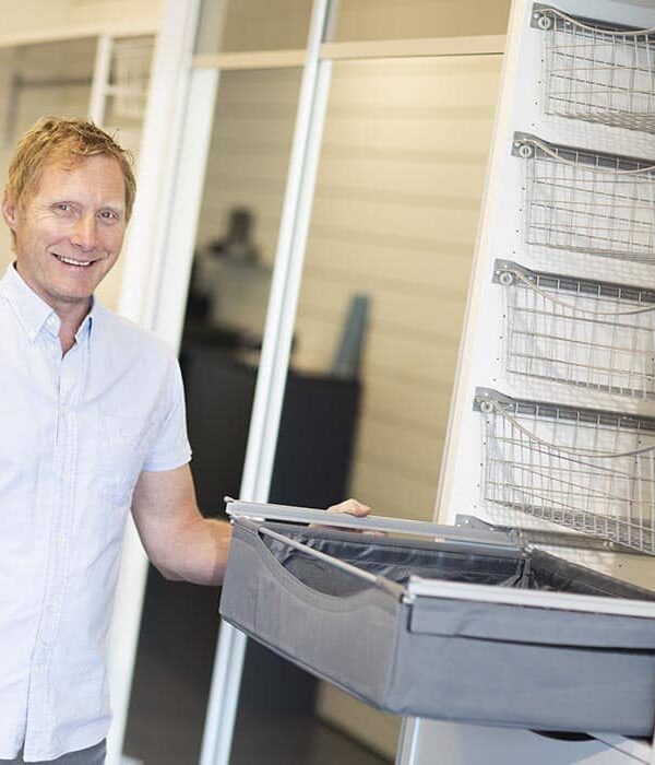 Hans Petter – selger og garderobeekspert i Garderobemekka Trondheim Visste du at skyvedørene til Garderobemekka produseres på Lade, eller at kurvsystemene kommer fra Verdal? I vår blogg på garderobemekka.no kan du lese mer om dette — og om alle de andre grunnene til at en skyvedørsgarderobe fra Garderobemekka er et godt valg både for lommeboka, tålmodigheten og samvittigheten.