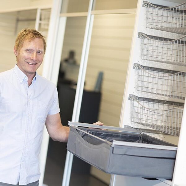 Kortreiste skyvedører - et bærekraftig valg | Garderobemekka Visste du at Garderobemekkas skyvedører produseres i våre egne fabrikker på Lørenskog og i Trondheim? Å kjøpe skyvedørsgarderobe hos oss er et bærekraftig valg. Les mer på garderobemekka.no