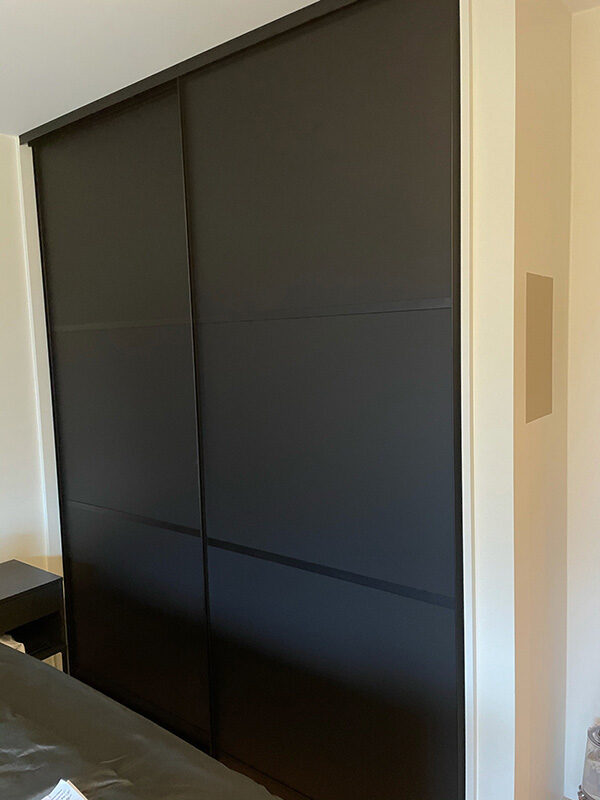 skyvedører med matt svart glass og svarte profiler og sprosser