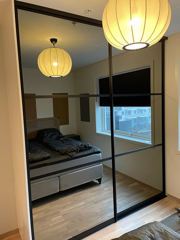 skyvedører med sotet speil og svarte profiler og sprosser