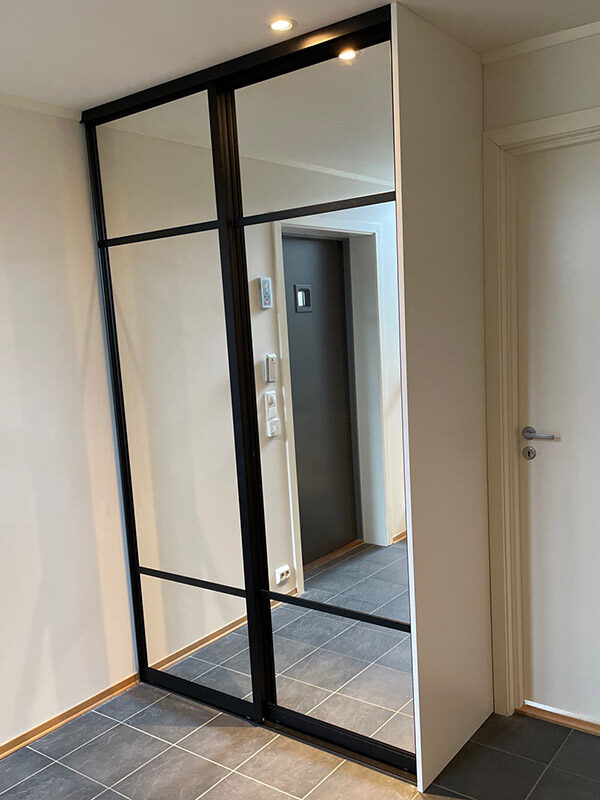 Skyvedører med klart speil og svarte profiler og sprosser, tilpasset på mål