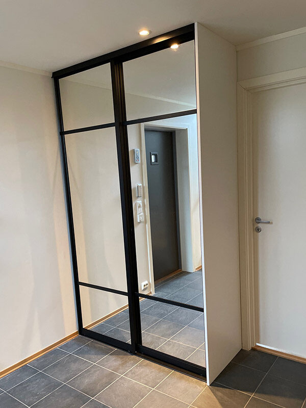 skyvedører med klart speil og svarte profiler og sprosser