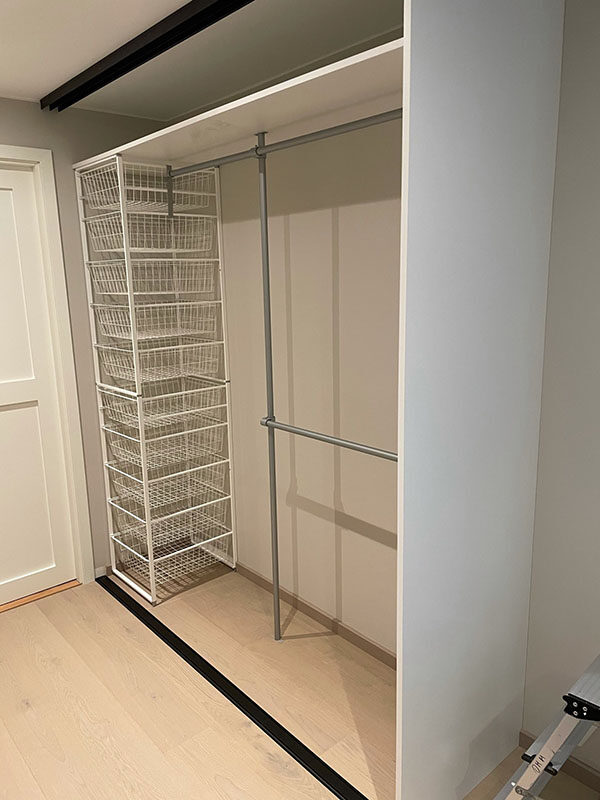 garderobeinnredning skreddersydd etter behov med trådkurver, hyller og garderobestenger spesialtilpasset på mål