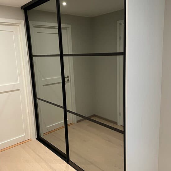 skyvedører med sotet speil og svarte profiler og sprosser