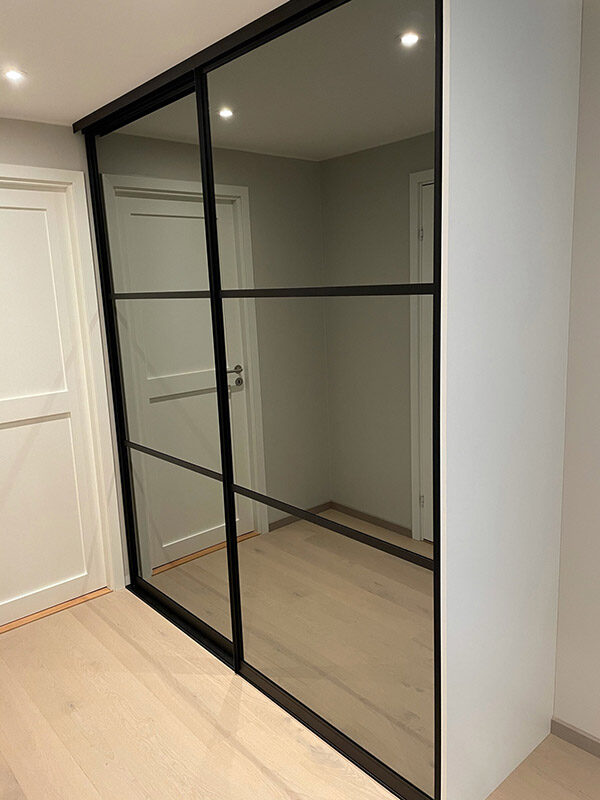 skyvedører med sotet speil og svarte profiler og sprosser