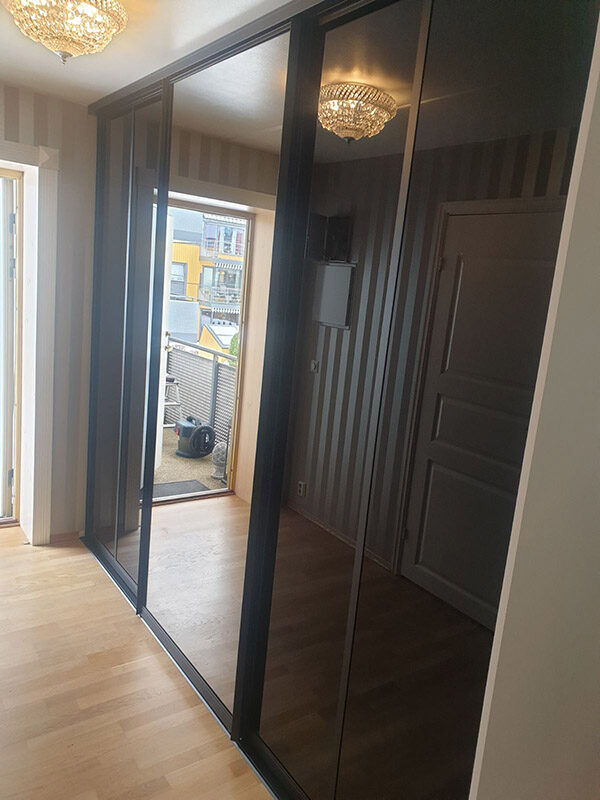 skyvedører med svart glass og klart speil, og med svarte profiler rundt dørene