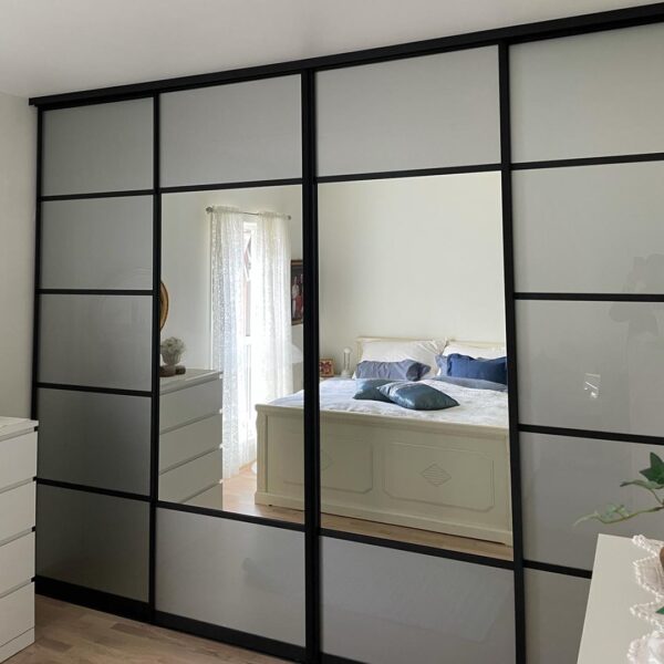 Trendforskerne er samstemte: Nå skyller det en bølge av farger inn i de tusen hjem. Hvordan vises dette i soverommene, og hvordan bør vi designe skyvedørene på soveromsgarderoben? Les mer på garderobemekka.no