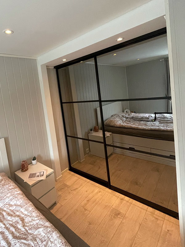 skyvedører med sotet speil og svarte profiler og sprosser