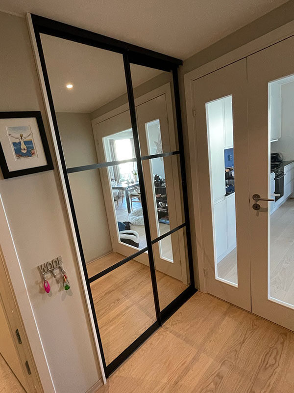 skyvedører med klart speil og svarte profiler og sprosser