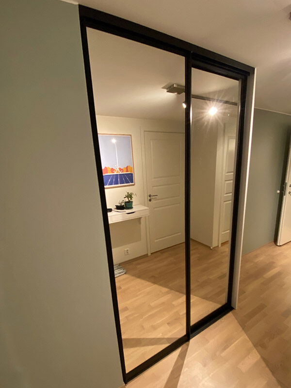 skyvedører med klart glass og svarte profiler