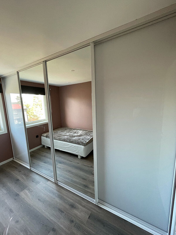 bred skyvedørsgarderobe til soverom tilpasset på mål