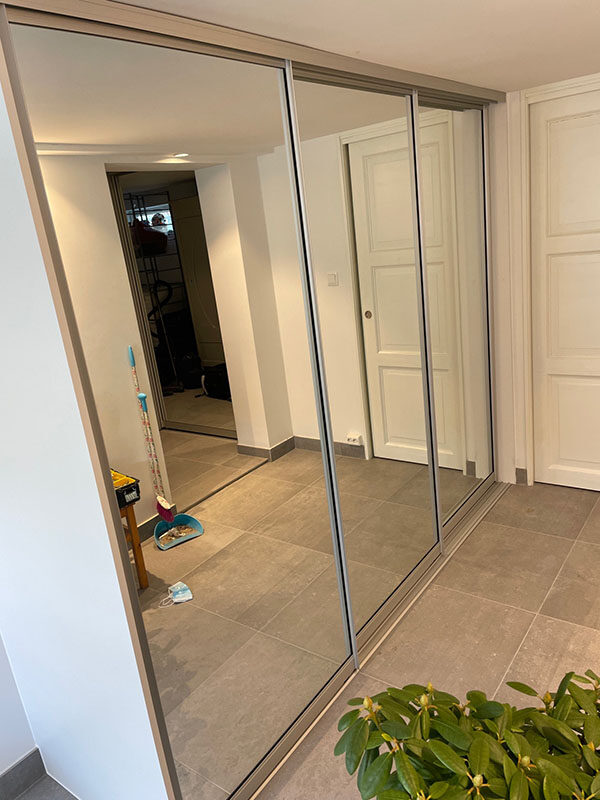 skyvedører med klart speil og og profiler i sølv