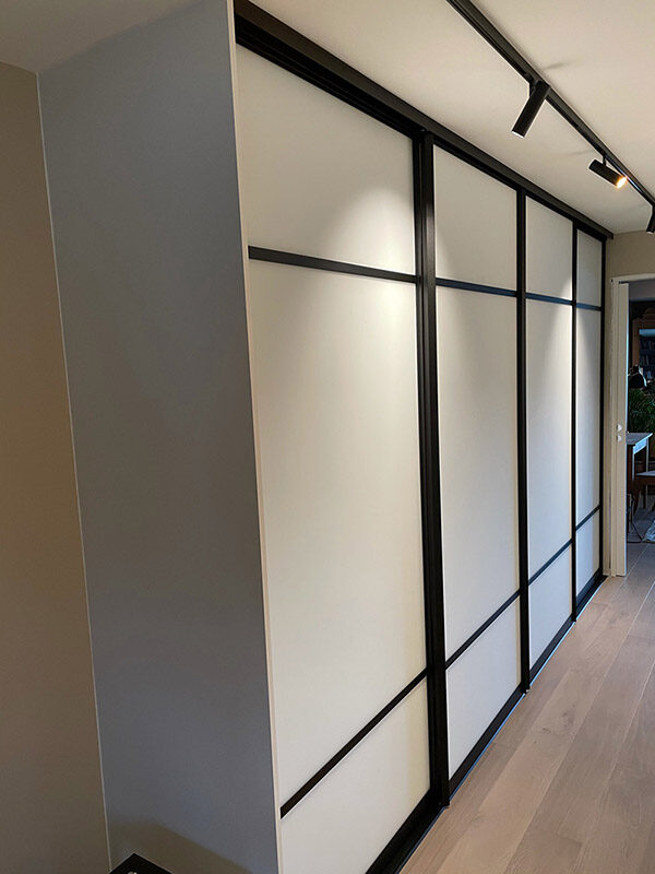 skyvedører med hvitt glass og svarte profiler og sprosser