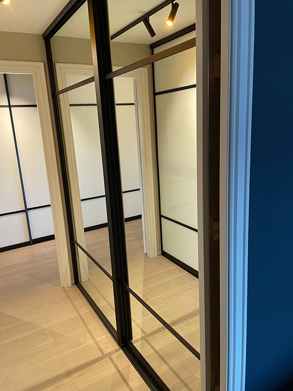 skyvedører med klart glass og svarte profiler og sprosser