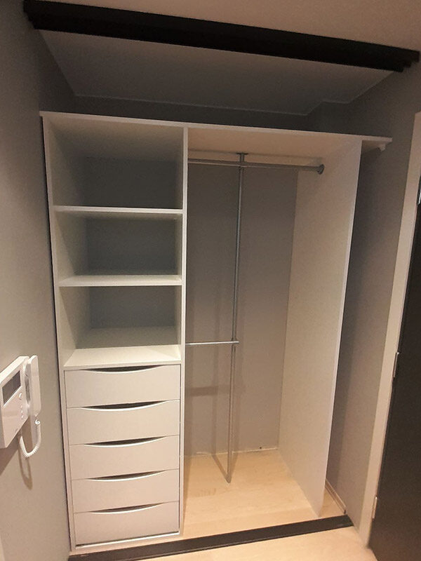 garderobeinnredning skreddersydd etter behov med skuffer, hyller og garderobestenger spesialtilpasset på mål