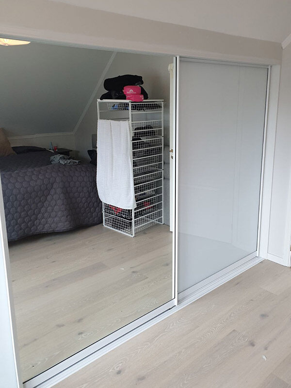 skyvedører med klart speil og hvitt glass skreddersydd på mål