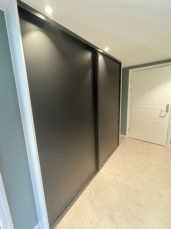 brede skyvedører med svart matt glass og svarte profiler