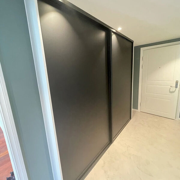 Ønsker du deg ny skyvedørsgarderobe og lurer på hvordan trendbildet ser ut? Vår garderobeekspert Solveig Hildre gir deg oversikten! Les mer på garderobemekka.no