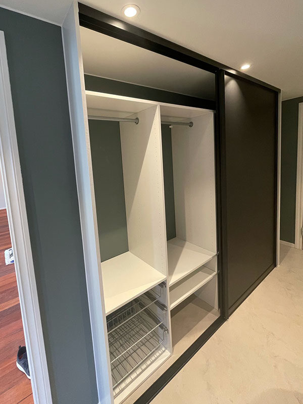 garderobeinnredning skreddersydd etter behov med hyller, skohyller og garderobestenger spesialtilpasset på mål