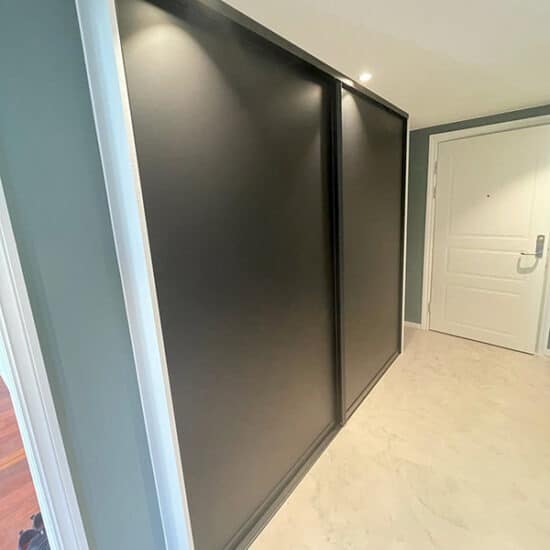 Skyvedørsgarderobe med skyvedørsfronter med svart matt glass og svarte profiler
