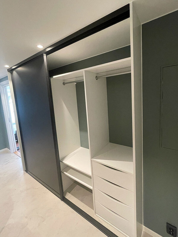 garderobeinnredning skreddersydd etter behov med skuffer, hyller og garderobestenger spesialtilpasset på mål