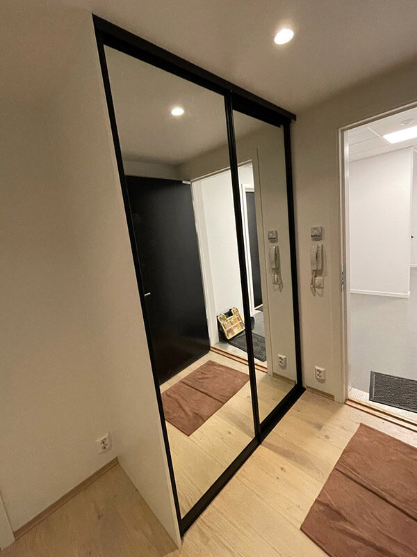 skyvedører med klart glass og svarte profiler