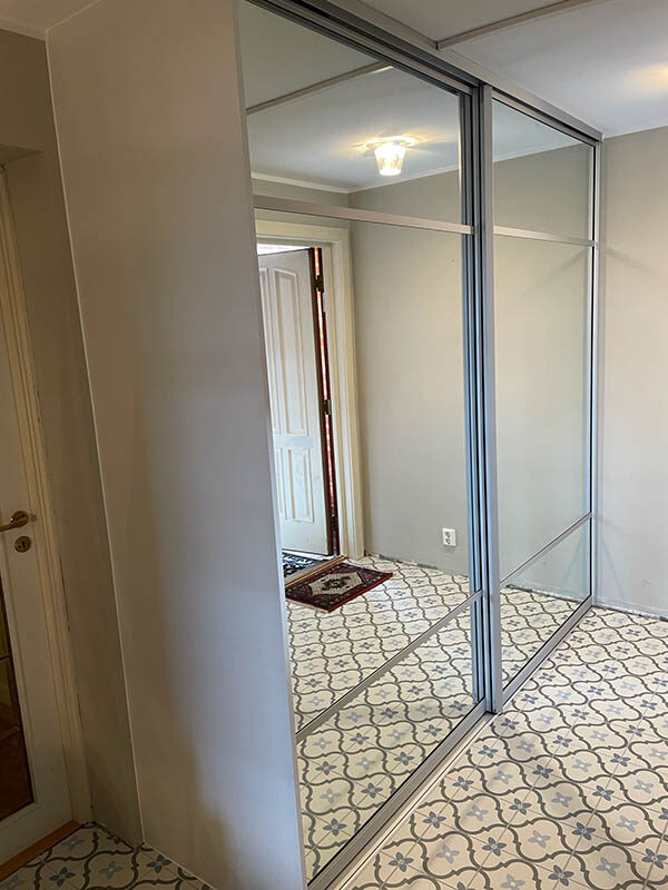 skyvedører med klart speil i gang