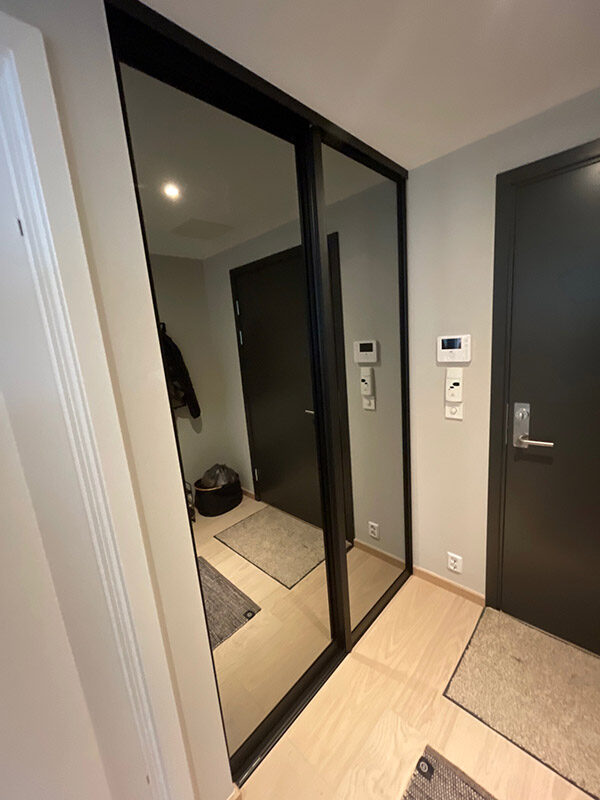 skyvedører med sotet speil i gang