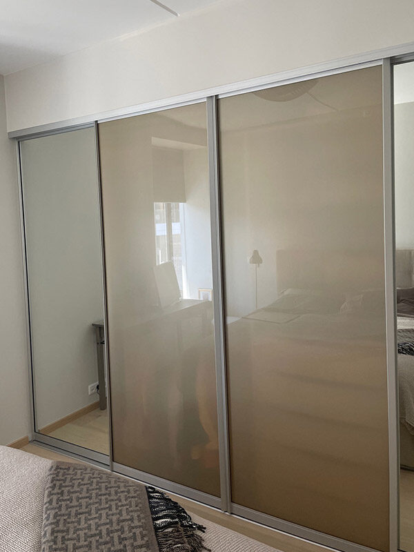 skyvedører med bronsefarget glass og klart speil