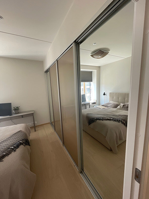 skyvedører med bronsefarget glass og klart speil