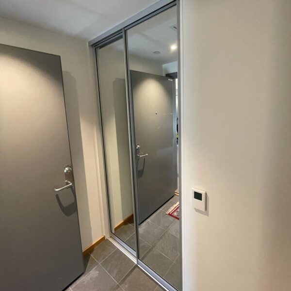 Stadig flere velger å utnytte plassen i gangen maksimalt ved å montere en skyvedørsgarderobe. Vi tar en titt på trendene for garderoben i gangen og får med oss noen gode tips på veien. Les mer på garderobemekka.no