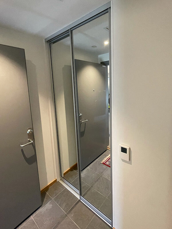 skyvedører med klart speil og og profiler i sølv