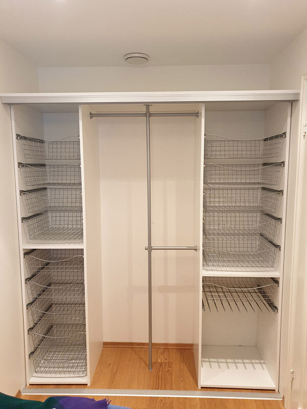 skreddersydd innredning med trådkurver og garderobestenger tilpasset på mål