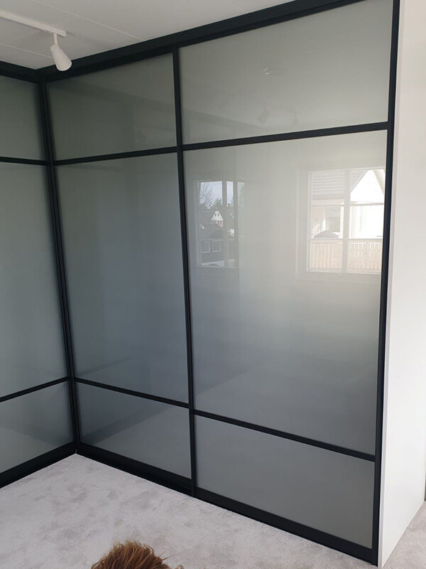 hjørnegarderobe med skyvedører