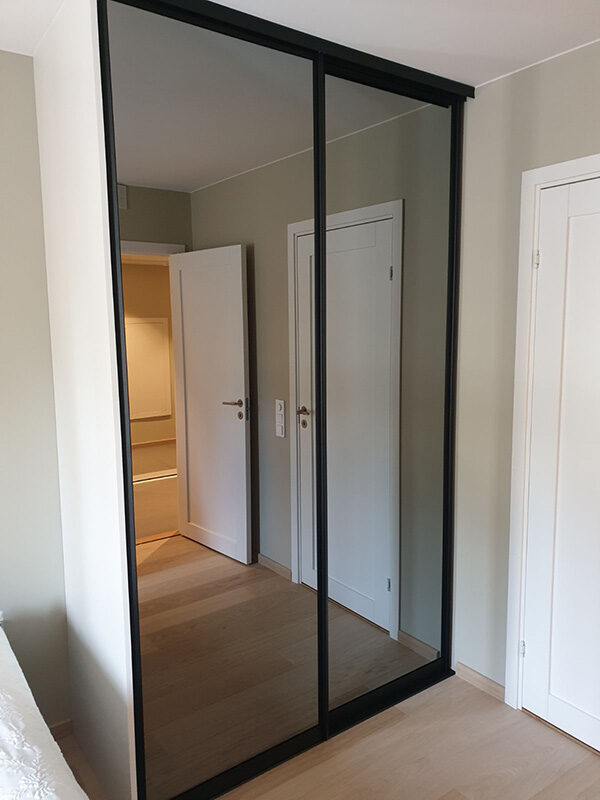 skyvedører med sotet speil og svarte profiler på soverom