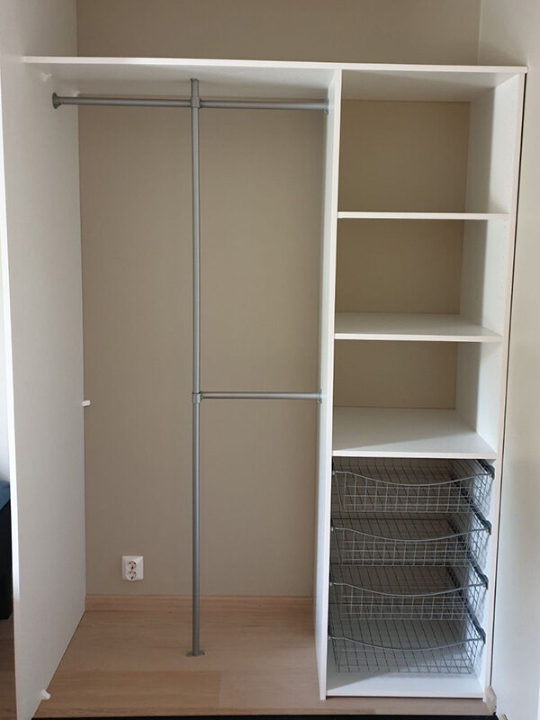 garderobeinnredning skreddersydd etter behov med trådkurver, hyller og garderobestenger spesialtilpasset på mål