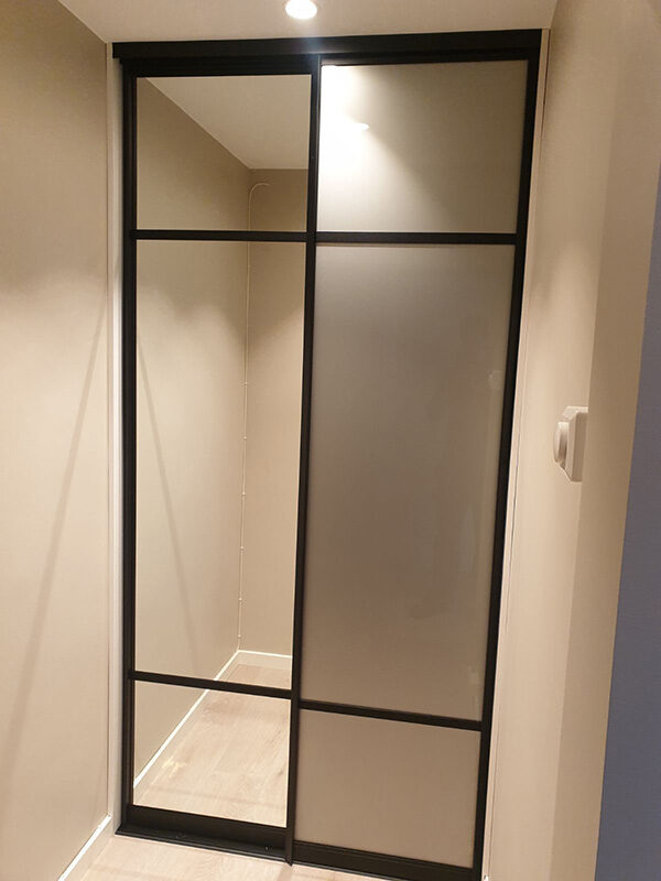 smal skyvedørsgarderobe med speil og glass skreddersydd på mål