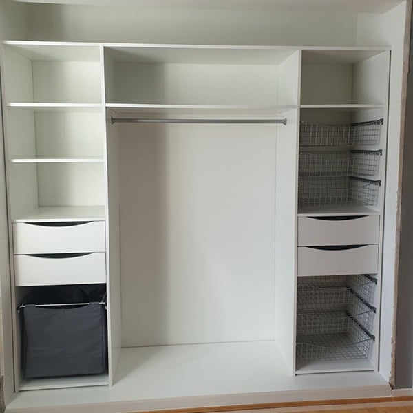 Garderobemekka er spesialist på skreddersydde skyvedørsgarderober i høy kvalitet. Vi er fokusert på å ha de mest fornøyde kundene og våre kunder kan forvente kvalitet i alle ledd fra A-Å. Derfor deler vi bilder, tatt av våre montører, av skyvedører og innredning levert og montert av oss. Slik at du kan føle deg trygg på at vi lever opp til vårt slagord - Når kvalitet teller. Les mer og se flere referanser på garderobemekka.no