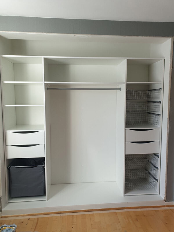 garderobeinnredning skreddersydd etter behov med skuffer, trådkurver, hyller og garderobestenger spesialtilpasset på mål