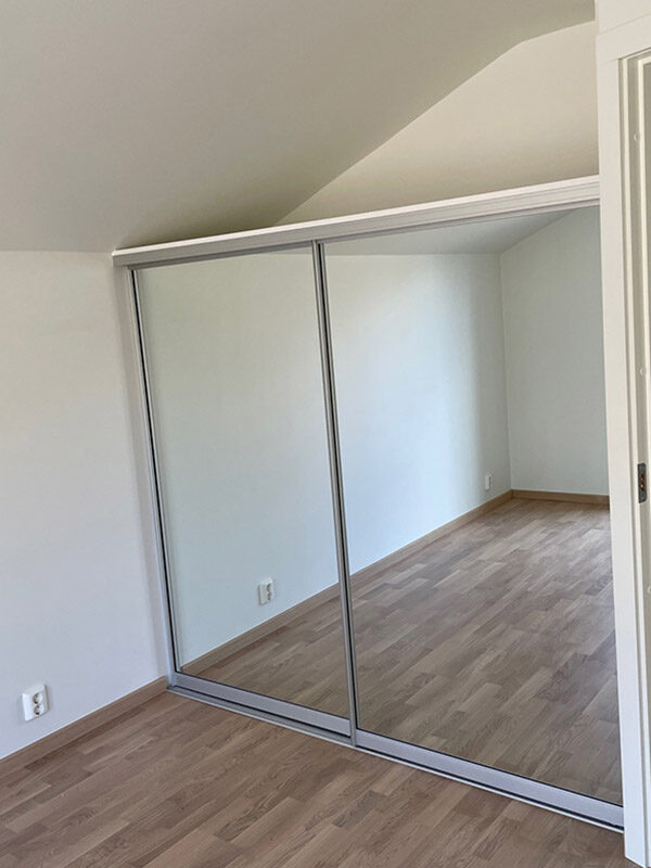 skyvedører med klart speil og søvfargede profiler