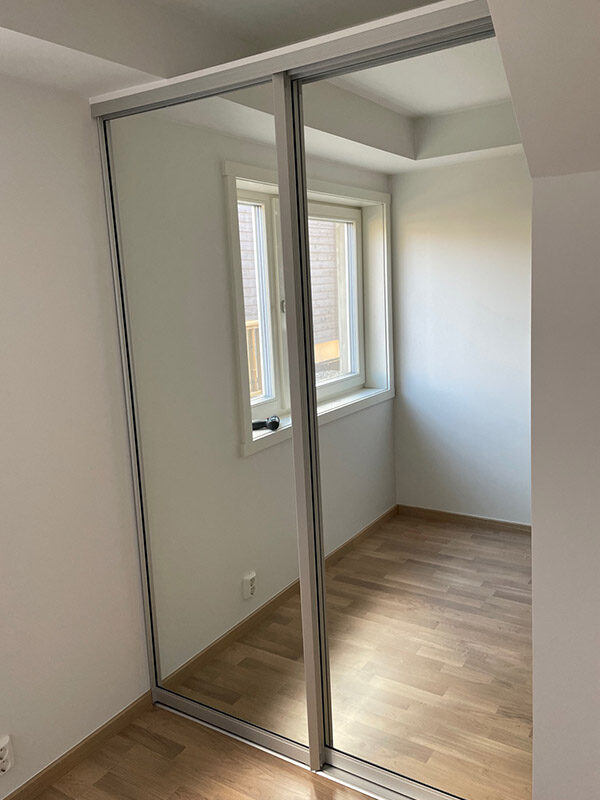 skyvedører med klart speil og søvfargede profiler