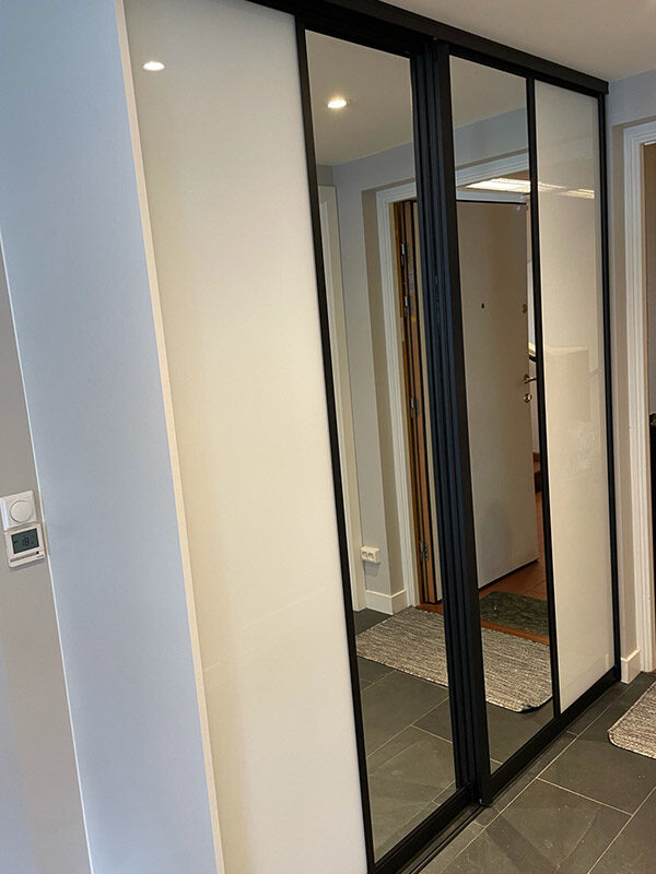 skyvedører med hvtt glass og klart speil og med svarte profiler